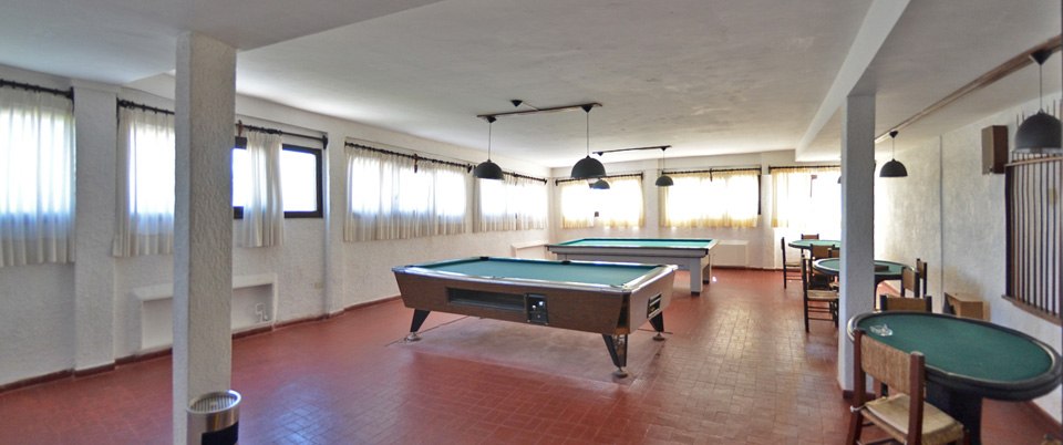 Sala de juegos con mesas de pool