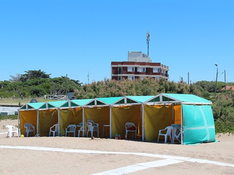 Carpa con servicio de mesa y silla en el balneario