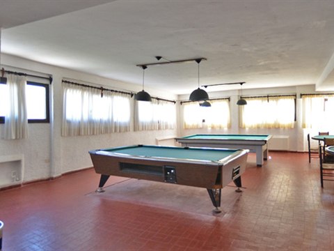 Sala de juegos con mesas de pool