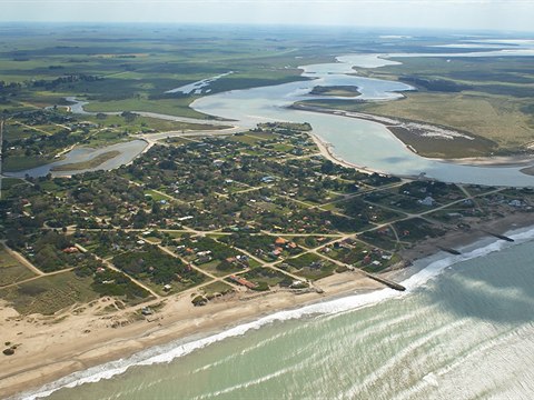 Vista aérea de Mar Chiquita, la albufera y el mar